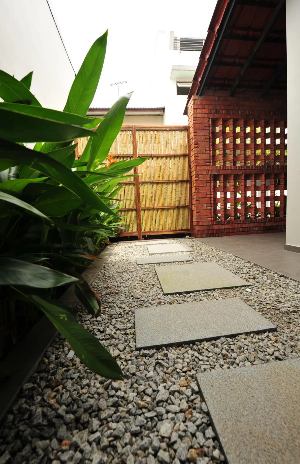 Gravel courtyard with stepping stones